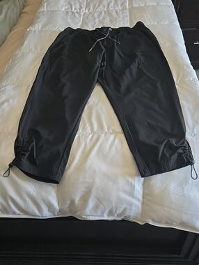 Avalanche Black Men's Capri Joggers with Drawstring